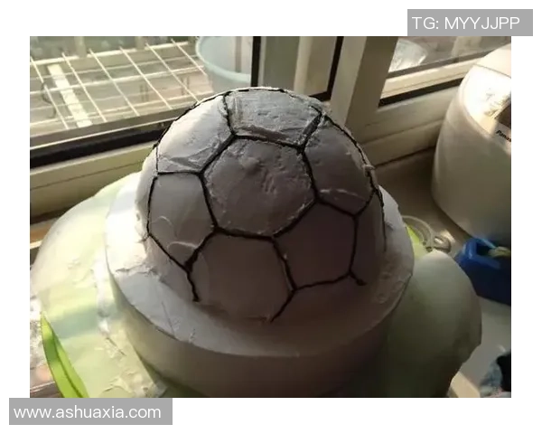 足球绘画蛋糕的创意制作与装饰技巧分享，让你的派对更加精彩纷呈