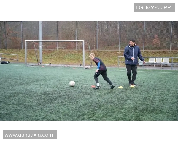 足球踩单车技巧教学图解助你轻松掌握这一经典过人动作的要领与实用技巧